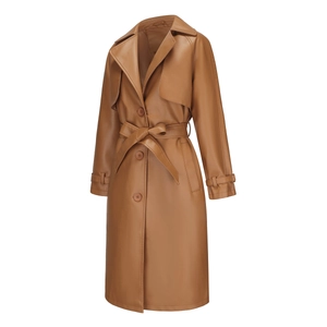 Detail van dames lange PU-lederen trenchcoat in bruin met riem en oversized pasvorm