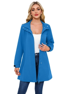 Détail du trench-coat bleu saphir imperméable avec poignets réglables en velcro noir