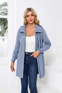 Details des blauen Outdoor-Windbreakers mit vertikaler Brusttasche und elastischen Bündchen