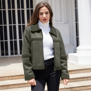 Giacca in pelle scamosciata verde militare da donna con collo in pelliccia sintetica bianca
