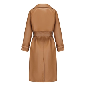 Detailweergave van de achterkant van de bruine PU-leren trenchcoat met riem