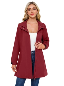 Détail du trench-coat imperméable bordeaux avec capuche amovible et fermeture éclair
