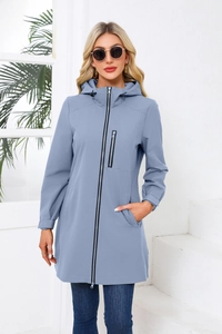 Detailansicht der wasserabweisenden Kapuzenwindjacke in der Farbe Nebelblau