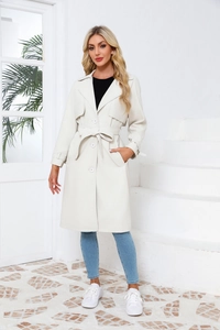 Detail van een beige halflange trenchcoat met een tailleriem en klassieke reverskraag