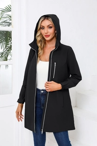 Detailaufnahme des schwarzen Kapuzenwindbreakers mit silbernem Reißverschluss und Brusttasche
