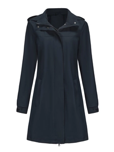 Détail du trench-coat bleu marine à capuche avec poignets réglables et fermeture à boutons