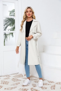 Detailweergave van de crème PU-leren trenchcoat met grote zakken en bijpassende ceintuur