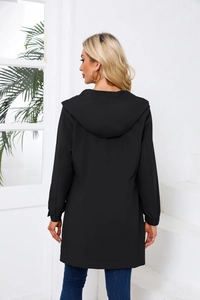 Rückansicht des wasserdichten Kapuzen-Trenchcoats mit elastischen Bündchen und lockerer Form