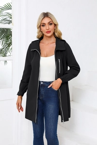 Detail eines wasserdichten Trenchcoats mit Kapuze, Reißverschlusstasche und Bündchen