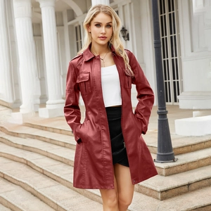Cappotto lungo da donna in pelle bordeaux con cintura e bottoni, stile elegante all'aperto