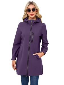 Detail eines lila Windbreakers mit Kapuze, vertikaler Brusttasche und Reißverschluss