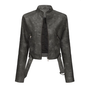 Detailansicht der dunkelgrauen Bikerjacke aus Kunstleder mit Reißverschluss und Gürtel