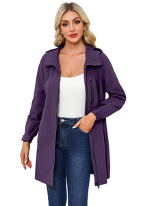 Detailansicht der dunkelvioletten Windjacke mit Reißverschlusstaschen und Kapuze