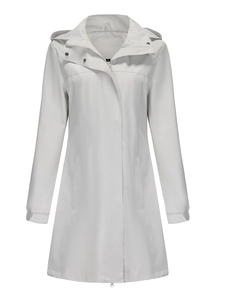 Détail d'un trench-coat imperméable gris clair avec fermeture à glissière et boutons