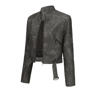 Detail der dunkelgrauen Kunstleder-Bikerjacke mit Stehkragen und verstellbarem Gürtel