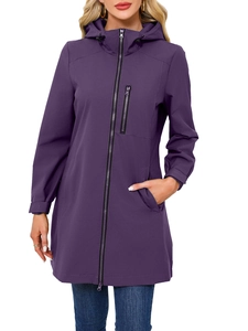 Detail der wasserabweisenden dunkelvioletten Outdoor-Jacke mit Reißverschluss und Kapuze