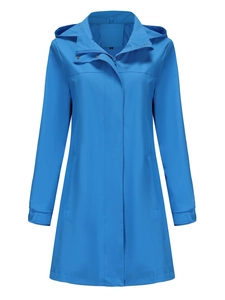 Détails de la veste à capuche bleue imperméable avec poignets réglables et zip frontal