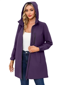 Detailansicht des dunkelvioletten Windbreakers mit vertikaler Brusttasche und Gummibündchen