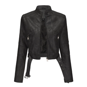 Detail einer schwarzen Damen-Lederjacke im Bikerstil mit Reißverschlusstaschen und Gürtel