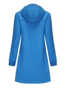 Vue arrière du trench-coat bleu résistant à l'eau avec capuche et poignets élastiques