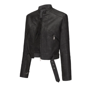 Detail der schwarzen Bikerjacke aus Kunstleder mit Metallreißverschlüssen und Taillengürtel