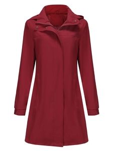 Détail d'un coupe-vent bordeaux imperméable avec capuche réglable et boutons-pression