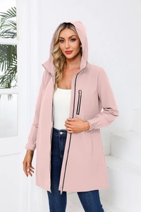 Detail einer hellrosa Windjacke mit Kapuze, schwarzen Reißverschlüssen und lockerer Passform