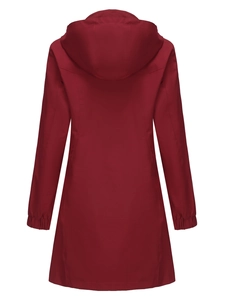 Vue arrière du coupe-vent bordeaux imperméable avec capuche et poignets élastiques