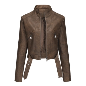 Detailansicht der braunen Biker-Lederjacke mit Reißverschlusstaschen und verstellbarem Gürtel