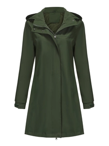 Détail d'un coupe-vent imperméable avec poignets réglables en velcro et boutons-pression cachés