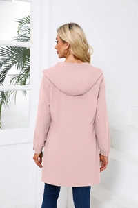 Detail der elastischen Bündchen und Kapuze am Rücken des rosa wasserdichten Mantels