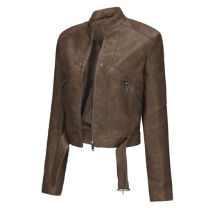 Detail der braunen Bikerjacke mit Metallreißverschlüssen und Lederstruktur
