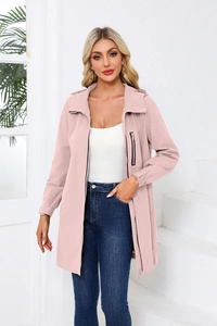 Detail der rosa Windjacke mit Kapuze, Reißverschluss und verstellbarem Kordelzug