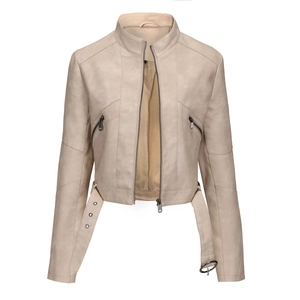 Detail der beigen Damen-Bikerjacke aus Kunstleder mit Reißverschlusstaschen und Gürtel