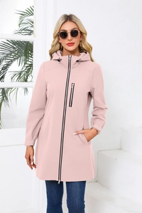 Detail der rosa Kapuzen-Windjacke mit kontrastierendem Reißverschluss und langem Schnitt