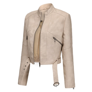 Detailansicht der beigen Kunstleder-Bikerjacke mit Stehkragen und metallischen Reißverschlüssen