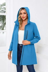 Detail der himmelblauen wasserdichten Kapuzenjacke mit Reißverschlusstaschen und Bündchen