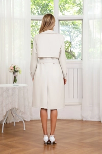 Achteraanzicht lange beige oversized trenchcoat met verstelbare riem en stormflap