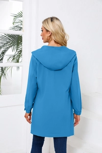 Rückansicht der wasserabweisenden Damen-Windjacke mit Kapuze und langen Ärmeln in Hellblau
