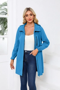 Himmelblaue Damen Kapuzenjacke mit schwarzer Reißverschlusstasche und Windschutz