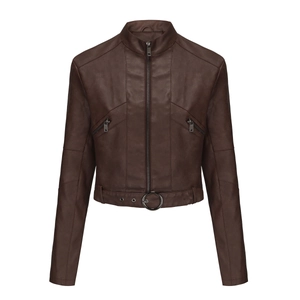 Detail der dunkelbraunen Bikerjacke aus Kunstleder mit Gürtelsaum und silberner Metallschnalle