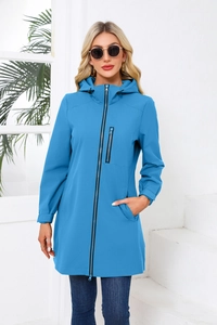 Detail der leuchtend blauen langen Outdoor-Jacke mit Kapuze, Reißverschluss und Kordelzug