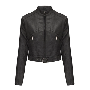 Detail der schwarzen Bikerjacke aus Kunstleder mit Metallschnalle am Gürtel und Reißverschlüssen