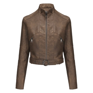 Detailansicht der dunkelbraunen Lederjacke mit Gürtel und silberner Schnalle im Biker-Stil