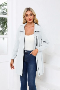 Detailansicht der wasserabweisenden Damenjacke mit Kapuze, Reißverschlusstasche und elastischen Bündchen