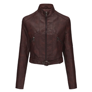 Detail der weinroten Damen-Lederjacke im Biker-Stil mit Metallreißverschluss und Gürtel