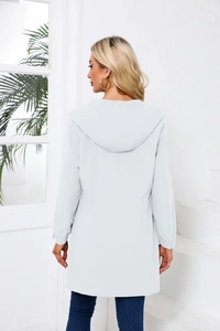 Rückansicht eines weißen, minimalistischen Kapuzen-Windbreakers für Damen mit Bündchen