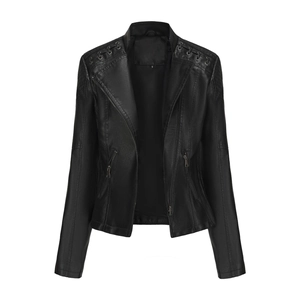 Detail der schwarzen Bikerjacke aus PU-Leder mit Metallnieten an der Schulter und Reißverschluss