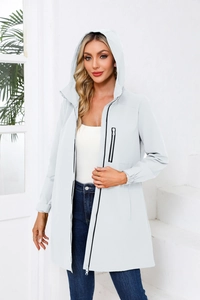 Detail der wasserabweisenden Damenjacke mit Kapuze, Kontrast-Reißverschluss und Bündchen