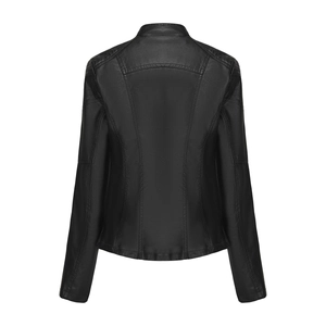 Detailansicht der gesteppten Schulterpartie einer schwarzen Motorradjacke aus Leder für Damen